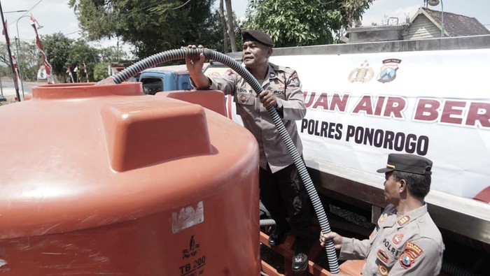 Polisi dropping air bersih.