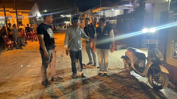 Polisi melakukan olah TKP pria tewas ditusuk OTK di Lubuklinggau