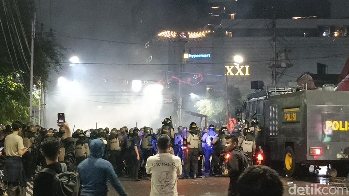 Polisi membubarkan massa demo di Semarang dengan gas air mata, Senin (26/8/2024).