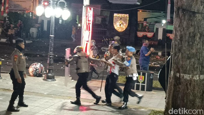 Polisi membubarkan massa demo di Semarang dengan gas air mata, Senin (26/8/2024).