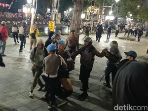 9 Fakta Demo Kawal Putusan MK di Balai Kota Semarang Berujung Ricuh