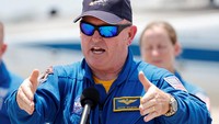FILE PHOTO: NASA astronauts Butch Wilmore and Suni Williams pose ahead of the launch of Boeings Starliner-1 Crew Flight Test (CFT), in Cape Canaveral, Florida, U.S., April 25, 2024. REUTERS/Joe Skipper/File Photo