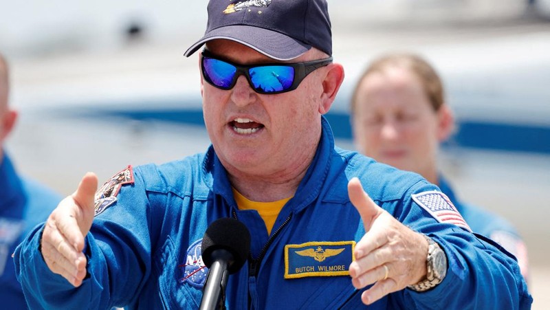 FILE PHOTO: NASA astronauts Butch Wilmore and Suni Williams pose ahead of the launch of Boeing's Starliner-1 Crew Flight Test (CFT), in Cape Canaveral, Florida, U.S., April 25, 2024. REUTERS/Joe Skipper/File Photo