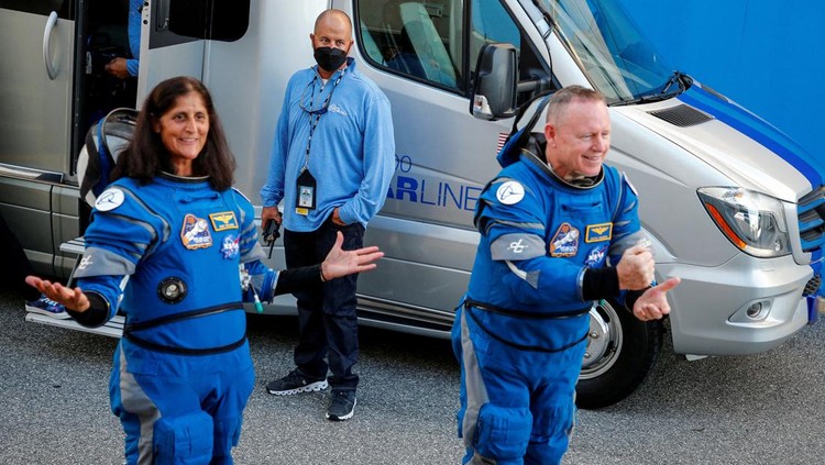 FILE PHOTO: NASA astronauts Butch Wilmore and Suni Williams pose ahead of the launch of Boeings Starliner-1 Crew Flight Test (CFT), in Cape Canaveral, Florida, U.S., April 25, 2024. REUTERS/Joe Skipper/File Photo