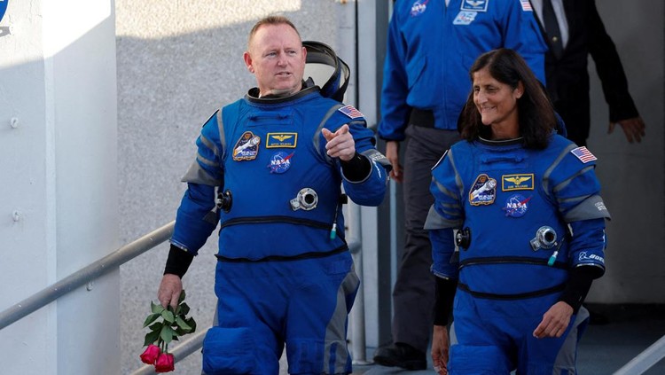 FILE PHOTO: NASA astronauts Butch Wilmore and Suni Williams pose ahead of the launch of Boeings Starliner-1 Crew Flight Test (CFT), in Cape Canaveral, Florida, U.S., April 25, 2024. REUTERS/Joe Skipper/File Photo
