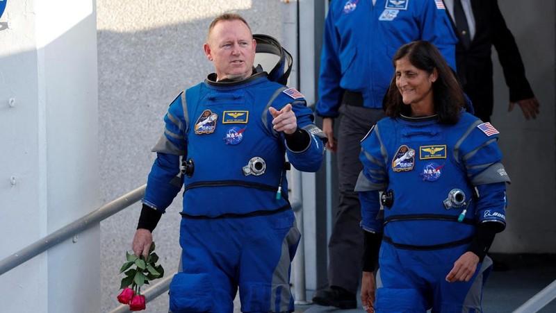 FILE PHOTO: NASA astronauts Butch Wilmore and Suni Williams pose ahead of the launch of Boeing's Starliner-1 Crew Flight Test (CFT), in Cape Canaveral, Florida, U.S., April 25, 2024. REUTERS/Joe Skipper/File Photo