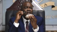 Berlian itu ditemukan di sebuah tambang di Botswana, dan presiden negara itu memamerkan batu seukuran kepalan tangan tersebut kepada dunia dalam sebuah upacara penghormatan pada hari Kamis. Berlian yang belum diberi nama itu dipresentasikan kepada dunia di kantor Botswana Mokgweetsi Masisi. Beratnya sekitar setengah kilogram dan Masisi adalah salah satu orang pertama yang memegangnya.