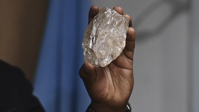 Botswana's President Mokgweetsi Masisi holds the 2,492-carat diamond that was unearthed at one of its mines and will be put on show, Thursday, Aug. 22, 2024, in Gaborone. (AP Photo)