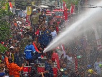 Curhat Damkar Makassar Sulit Padamkan Kebakaran gegara Warga Berdesakan