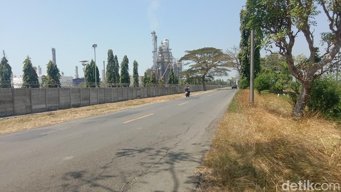 Potret Jalan Raya di seberang Kilang Balongan yang bakal ditutup untuk umum secara permanen.