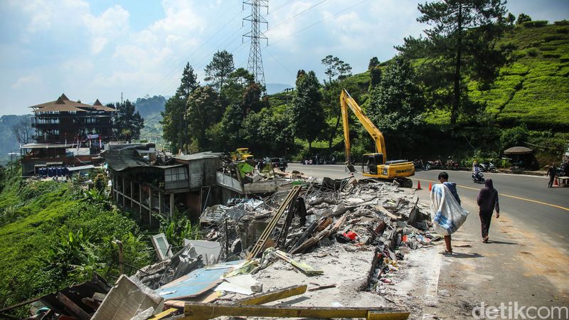 Satpol PP Bogor melakukan penertiban tahap kedua kios liar di kawasan Puncak, Kabupaten Bogor, Jawa Barat, Senin (26/8/2024). Kini kios-kios itu telah rata dengan tanah.