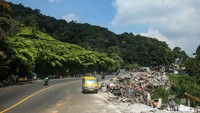 Sebelumnya, pembongkaran tahap kedua bangunan ilegal ini sempat diwarnai penolakan warga. Warga menolak pembongkaran lantaran prosesnya sudah masuk persidangan.  