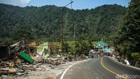 Saat puing-puing bekas bangunan yang ditertibkan masih berada di lokasi.  