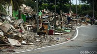 Tampak sejumlah pemilik sedang membongkar sendiri kiosnya.  