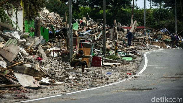 Satpol PP Bogor melakukan penertiban tahap kedua kios liar di kawasan Puncak, Kabupaten Bogor, Jawa Barat, Senin (26/8/2024). Kini kios-kios itu telah rata dengan tanah.