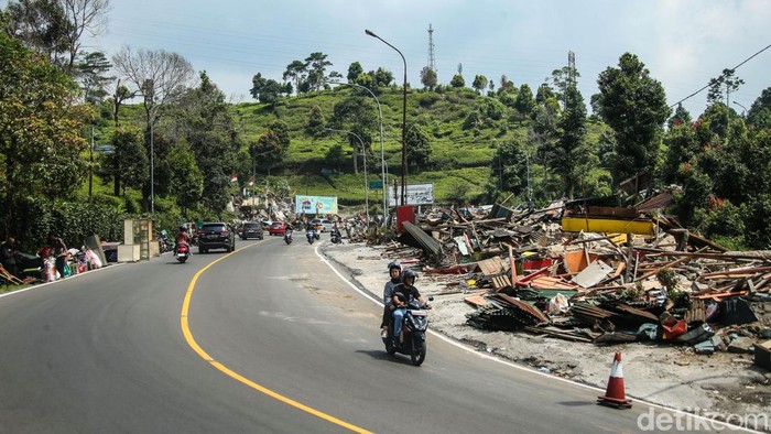 Satpol PP Bogor melakukan penertiban tahap kedua kios liar di kawasan Puncak, Kabupaten Bogor, Jawa Barat, Senin (26/8/2024). Kini kios-kios itu telah rata dengan tanah.