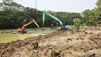 Pengerukan sedimentasi endapan lumpur dan rehabilitasi turap danau dilakukan untuk menjaga fungsi danau sebagai pengendalian terjadinya banjir di daerah tersebut.   