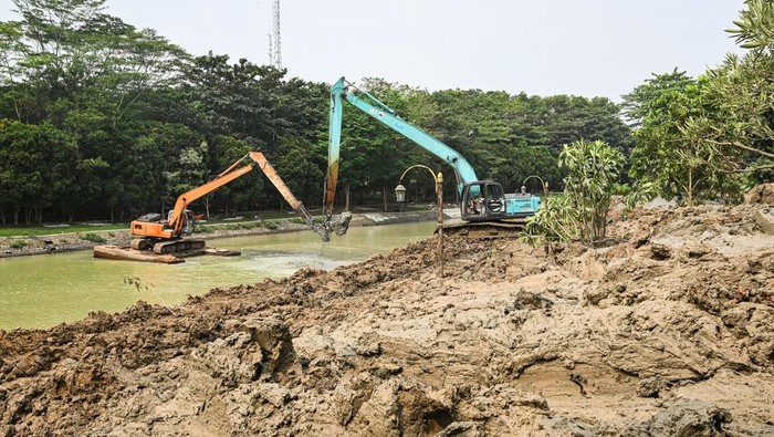 Potret Turap Danau Tigaraksa Dikeruk Dua eskavator melakukan pengerukan endapan lumpur di Danau Pusat Pemerintahan Daerah Kabupaten Tangerang, Tigaraksa, Kabupaten Tangerang, Banten, Senin (26/8/2024). Pengerukan sedimentasi endapan lumpur dan rehabilitasi turap danau dilakukan untuk menjaga fungsi danau sebagai pengendalian terjadinya banjir di daerah tersebut. ANTARA FOTO/Sulthony Hasanuddin/foc.