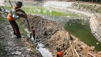 Pekerja menyelesaikan proyek rehabilitasi Danau Pusat Pemerintahan Daerah Kabupaten Tangerang, Tigaraksa, Kabupaten Tangerang, Banten, Senin (26/8/2024).