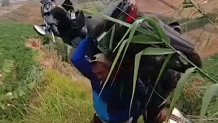 Viral pria pikul motor matik di pegunungan.