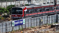 Sejumlah pekerja mengerjakan proyek perluasan Stasiun Tanah Abang di Jakarta, Senin (26/8/2024).