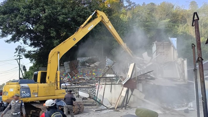 Proses pembongkaran kios ilegal di Warpat, Bogor (Rizky/detikcom)