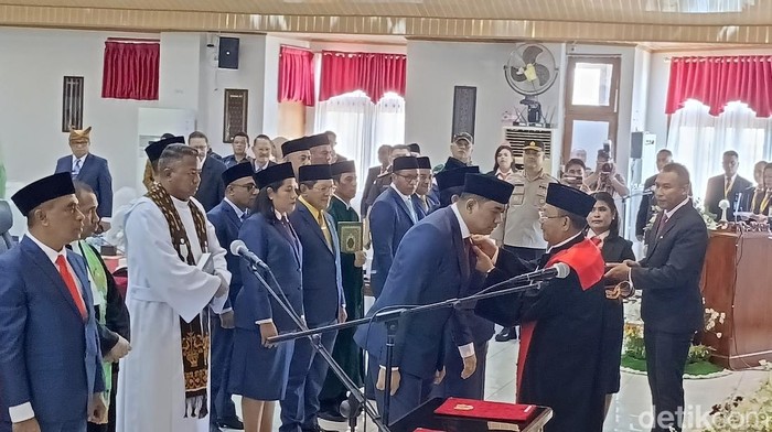 Proses pengambilan sumpah 40 anggota DPRD Kota Kupang periode 2024-2029 di aula utama gedung DPRD Kota Kupang, Senin (26/8/2024). (Foto: Simon Selly/detikBali)