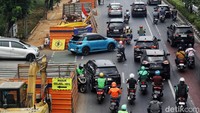 Jalan yang menyempit membuat arus lalu lintas dari Gatot Subroto menuju Cawang merayap.