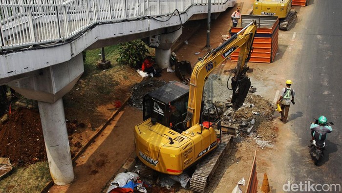 Proyek Perbaikan Utilitas dan Trotoar di Pancoran Terus Dikebut Para pengendara melintas di samping proyek utilitas maupun jalur pedestrian di Jl MT Haryono, Pancoran, Jakarta Selatan, Senin (26/8/2024). Pengendara perlu ekstra sabar karena penyempitan jalur membuat kepadatan volume kendaraan dari Gatot Subroto menuju Cawang.