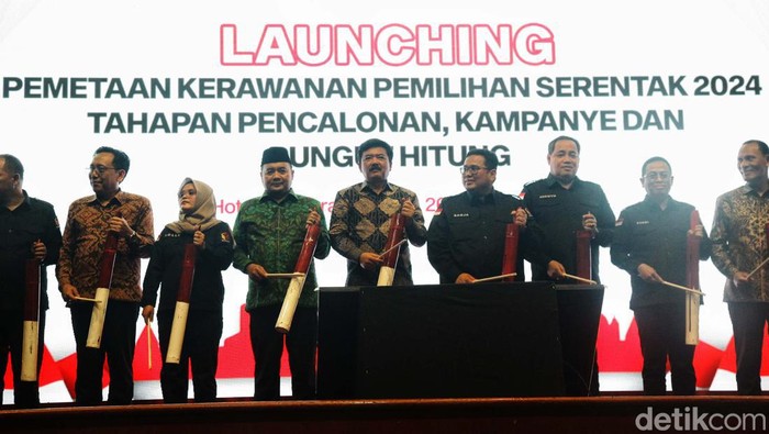 Bawaslu meluncurkan Pemetaan Kerawanan Pemilihan Serentak 2024 Tahapan Pencalonan, Kampanye, dan Pungut Hitung di Hotel Bidakara, Jakarta, Senin (26/8/2024). Peluncuran ditandai dengan pemukulan kentongan.