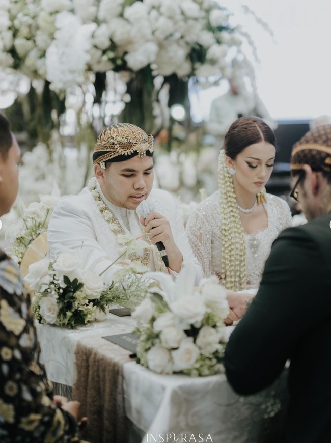 Digelar secara tertutup, akad nikah Nabila dan Ivan berlangsung secara khidmat. Ketika ijab kabul, Nabila sendiri terlihat duduk di sebelah dan mendampingi suaminya. Foto: Instagram/@t_orasudi_ro