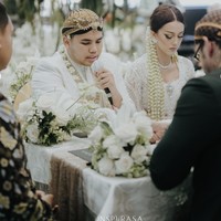 Digelar secara tertutup, akad nikah Nabila dan Ivan berlangsung secara khidmat. Ketika ijab kabul, Nabila sendiri terlihat duduk di sebelah dan mendampingi suaminya. Foto: Instagram/@t_orasudi_ro