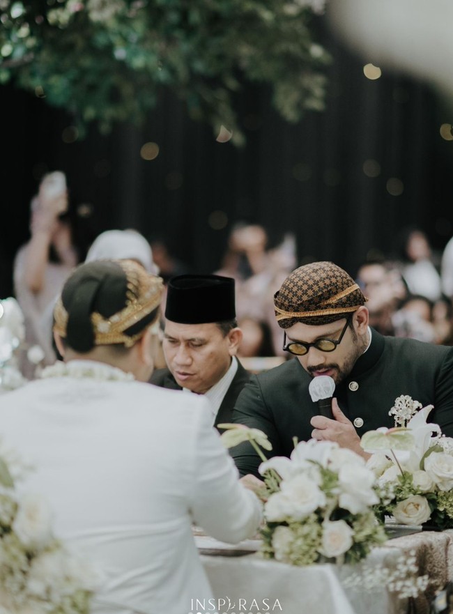 Hadir mengenakan beskap berwarna hijau emerald lengkap dengan blangkon di kepalanya, Tora sendiri yang menikahkan secara langsung putri sulungnya tersebut. Foto: Instagram/@t_orasudi_ro