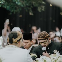 Hadir mengenakan beskap berwarna hijau emerald lengkap dengan blangkon di kepalanya, Tora sendiri yang menikahkan secara langsung putri sulungnya tersebut. Foto: Instagram/@t_orasudi_ro