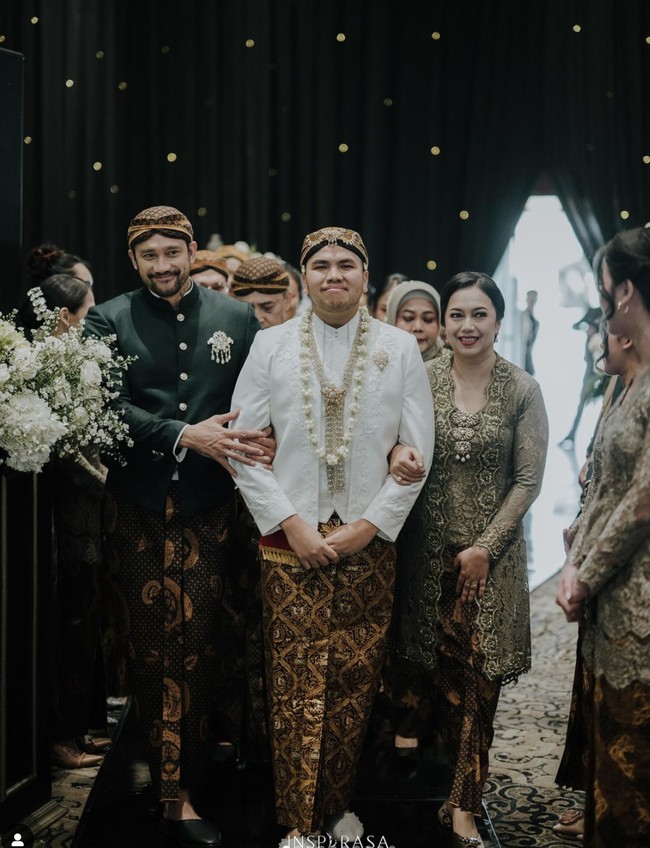 Tora dan mantan istrinya, Anggraini Kadiman, juga terlihat kompak kala mengantarkan menantunya, Ivan. Anggraini tampil mengenakan kebaya berwarna senada dengan Tora. Foto: Instagram/@t_orasudi_ro