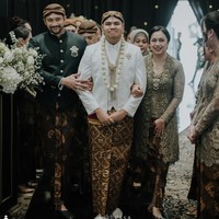 Tora dan mantan istrinya, Anggraini Kadiman, juga terlihat kompak kala mengantarkan menantunya, Ivan. Anggraini tampil mengenakan kebaya berwarna senada dengan Tora. Foto: Instagram/@t_orasudi_ro