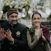 Istri Tora Sudiro, Mieke Amalia juga terlihat hadir mengenakan kebaya senada dengan pihak keluarga. Penampilannya itu dilengkapi dengan perhiasan simpel, seperti sepasang anting dan kalung. Foto: Instagram/@t_orasudi_ro