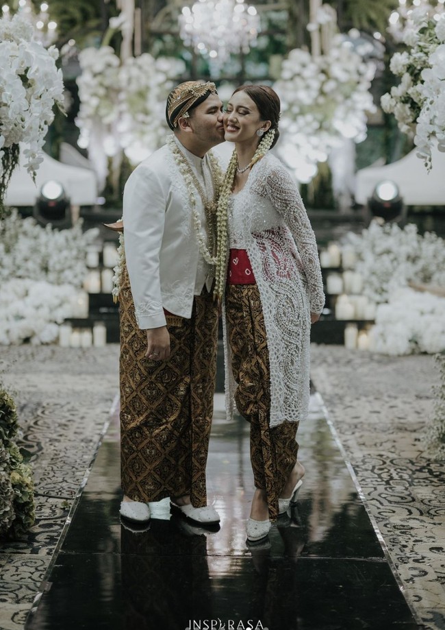 Nabila sendiri tampil anggun dalam balutan kebaya berwarna putih. Kebaya tersebut dilengkapi dengan kain jumputan berwarna merah. Ia juga mengenakan roncean melati untuk menghiasi sanggulnya. Foto: Instagram/@t_orasudi_ro