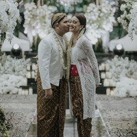 Nabila sendiri tampil anggun dalam balutan kebaya berwarna putih. Kebaya tersebut dilengkapi dengan kain jumputan berwarna merah. Ia juga mengenakan roncean melati untuk menghiasi sanggulnya. Foto: Instagram/@t_orasudi_ro