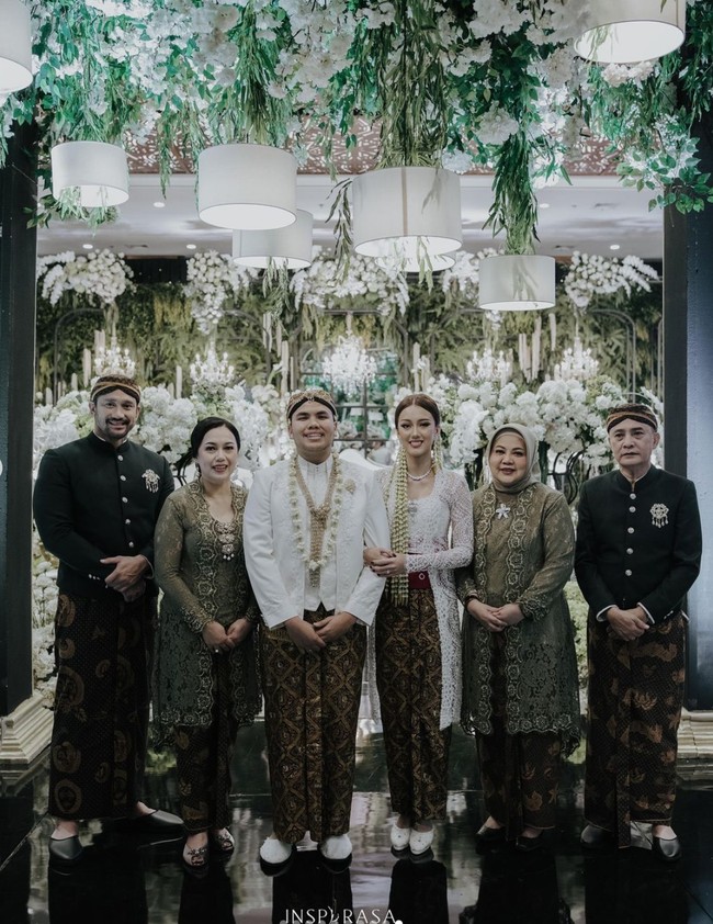 Potret Nabila dan Ivan bersama kedua orangtua mereka. Diketahui acara sakral pernikahan Ivan dan Nabila memang hanya dihadiri oleh orang-orang terdekat. Salah satu saksi dari pihak mempelai pria adalah Menteri Pemuda dan Olahraga, Dito Ariotedjo. Sementara dari pihak Nabila, saksi pernikahan ialah Indro Warkop, salah satu sahabat dekat Tora Sudiro. Foto: Instagram/@t_orasudi_ro