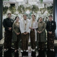 Potret Nabila dan Ivan bersama kedua orangtua mereka. Diketahui acara sakral pernikahan Ivan dan Nabila memang hanya dihadiri oleh orang-orang terdekat. Salah satu saksi dari pihak mempelai pria adalah Menteri Pemuda dan Olahraga, Dito Ariotedjo. Sementara dari pihak Nabila, saksi pernikahan ialah Indro Warkop, salah satu sahabat dekat Tora Sudiro. Foto: Instagram/@t_orasudi_ro