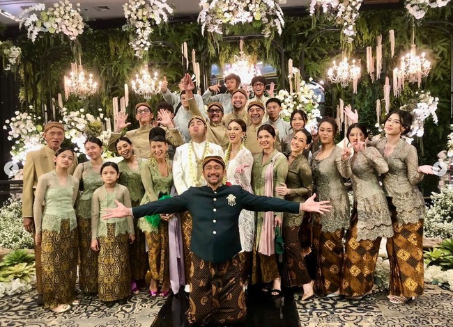 Putri sulungnya kini sudah resmi menikah, ekspresi bahagia pun jelas terpancar di wajah Tora. Tak hanya Tora, para anggota keluarga lain juga turut bahagia menyaksikan pernikahan Ivan dan Nabila. Foto: Instagram/@t_orasudi_ro