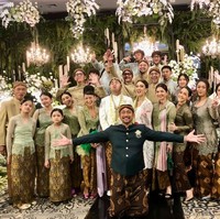 Putri sulungnya kini sudah resmi menikah, ekspresi bahagia pun jelas terpancar di wajah Tora. Tak hanya Tora, para anggota keluarga lain juga turut bahagia menyaksikan pernikahan Ivan dan Nabila. Foto: Instagram/@t_orasudi_ro