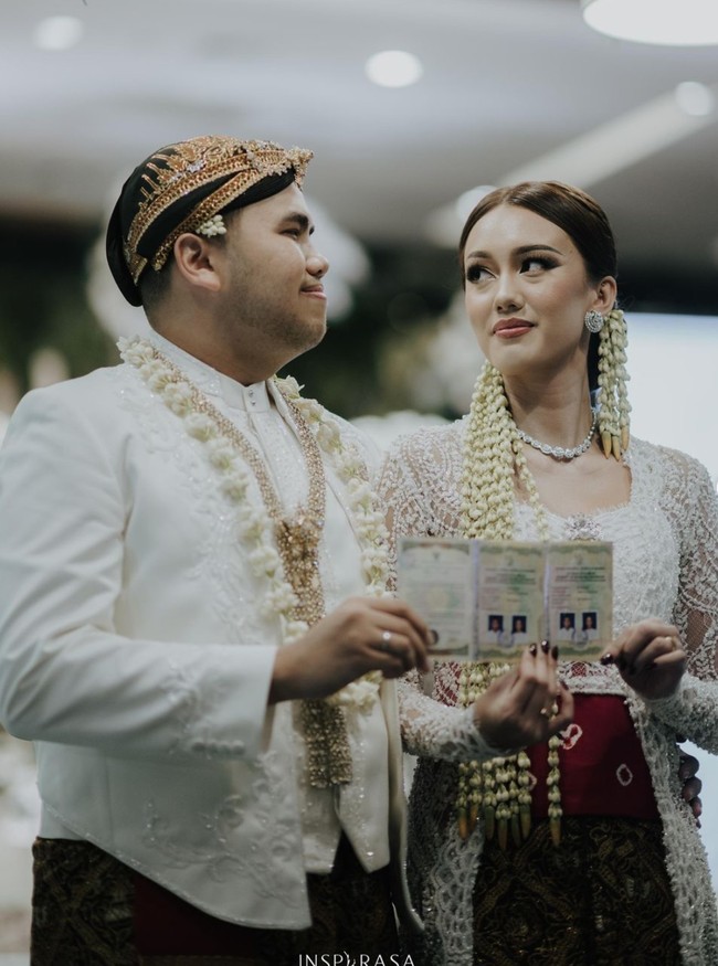 Azzahra Nabila, putri sulung Tora Sudiro dengan mantan istrinya, kini telah resmi menikah dengan kekasihnya, Muhammad Ivan Lubis. Keduanya menikah pada Minggu (25/8/24) di kawasan Mega Kuningan, Jakarta, dengan mengusung adat Jawa. Foto: Instagram/@t_orasudi_ro