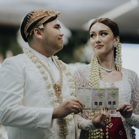 Azzahra Nabila, putri sulung Tora Sudiro dengan mantan istrinya, kini telah resmi menikah dengan kekasihnya, Muhammad Ivan Lubis. Keduanya menikah pada Minggu (25/8/24) di kawasan Mega Kuningan, Jakarta, dengan mengusung adat Jawa. Foto: Instagram/@t_orasudi_ro