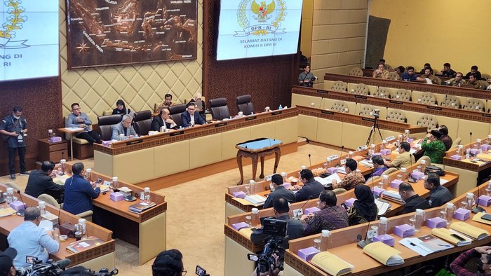 Rapat Komisi II DPR dengan KPU dan Bawaslu, Senin (16/8/2024).