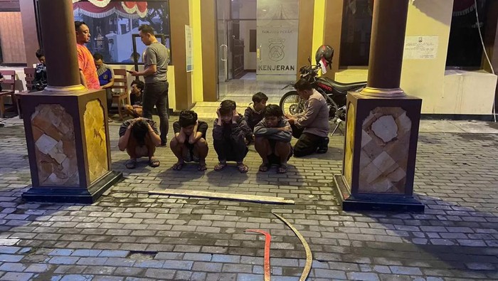 Remaja di Surabaya yang hendak tawuran diamankan dengan sajamnya