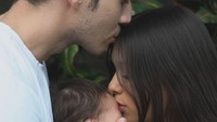 Stefan William mengabarkan kalau dirinya dan sang pacar telah dikaruniai seorang bayi. Berita ini langsung menghebohkan netizen. Foto: Instagram @ria.travelwithmeri