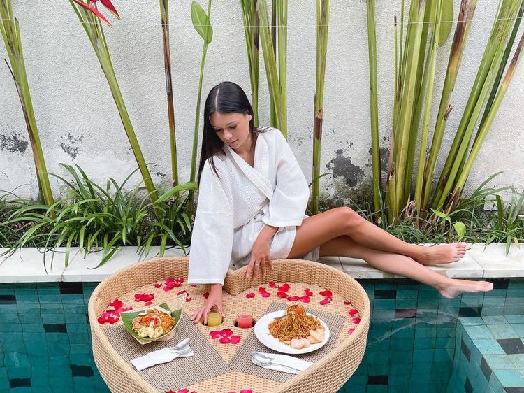 Ria Andrews, Pacar Stefan William Sering Bagikan Momen Floating Breakfast