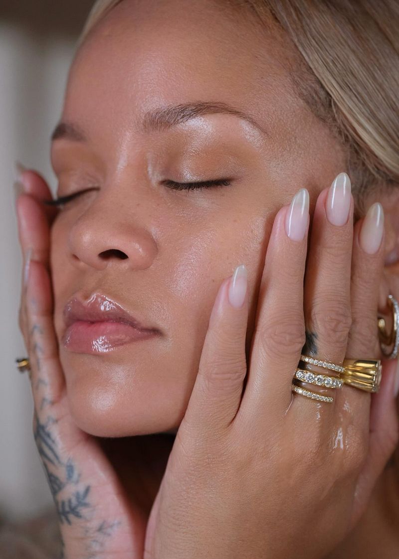 Rihanna tampil tanpa makeup untuk promosi produk skincare.